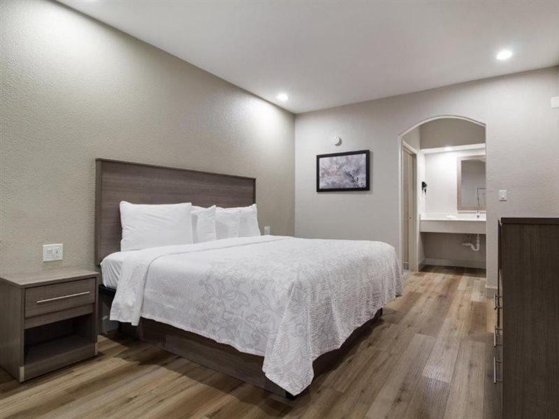 Red Roof Inn Plus + Galveston - Beachfront Екстер'єр фото