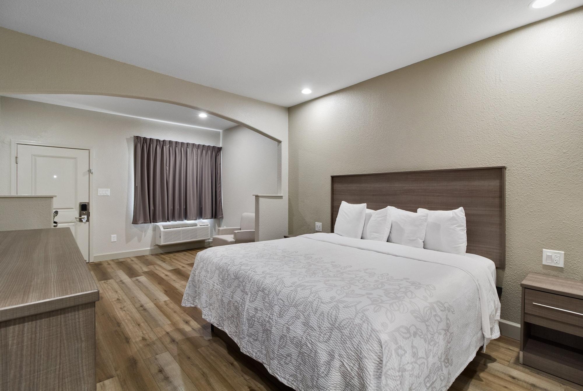 Red Roof Inn Plus + Galveston - Beachfront Екстер'єр фото