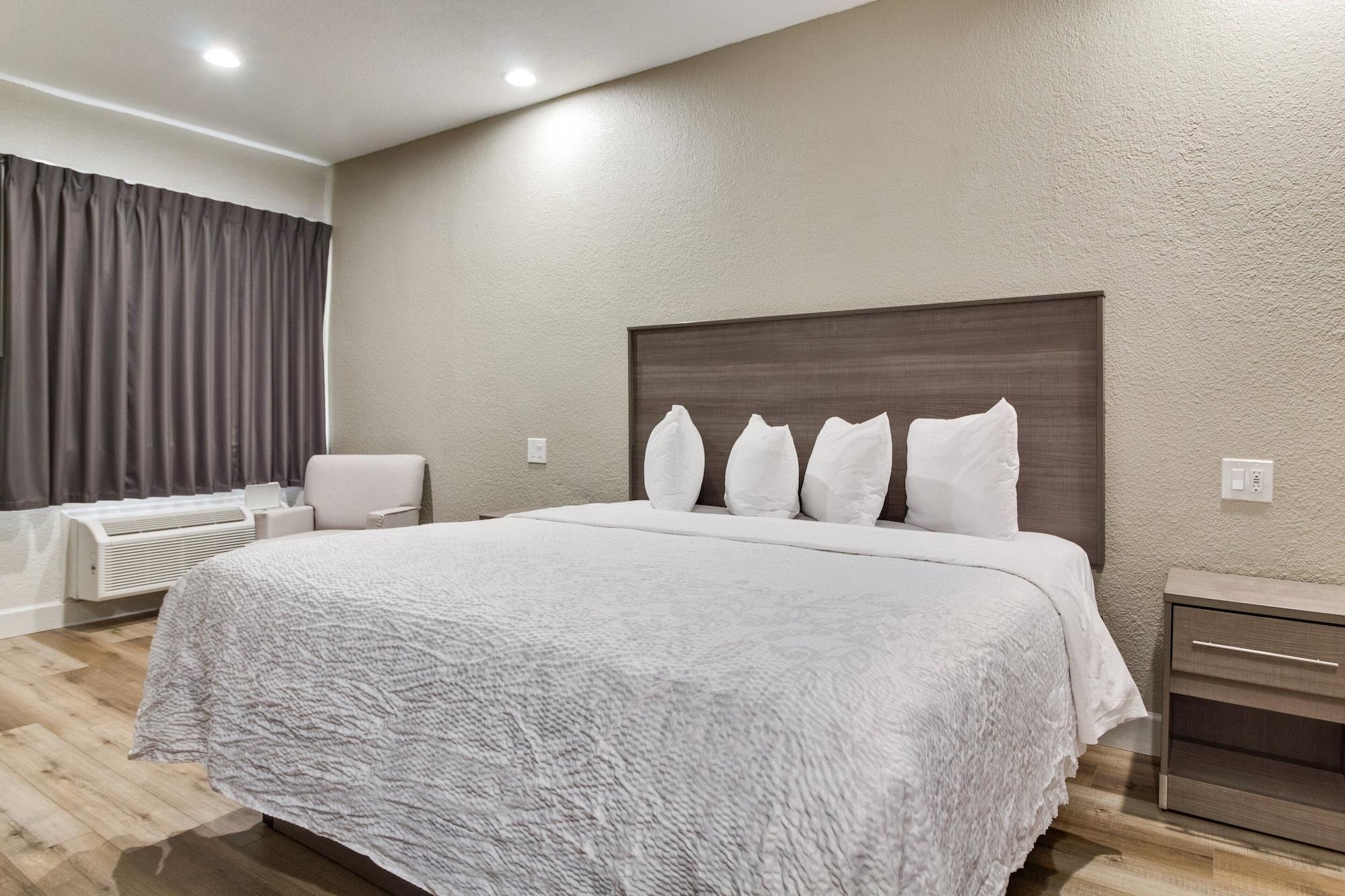 Red Roof Inn Plus + Galveston - Beachfront Екстер'єр фото