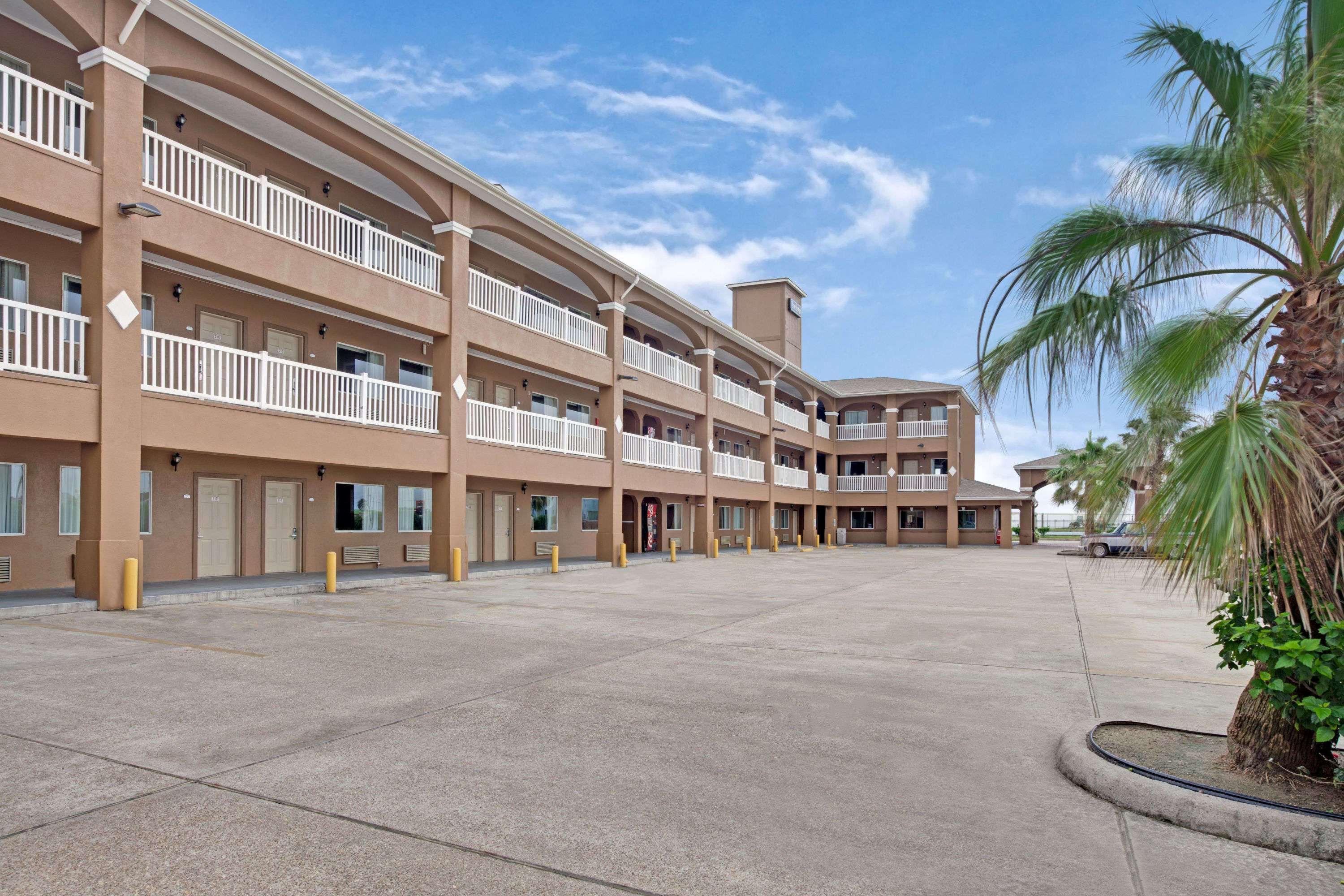 Red Roof Inn Plus + Galveston - Beachfront Екстер'єр фото