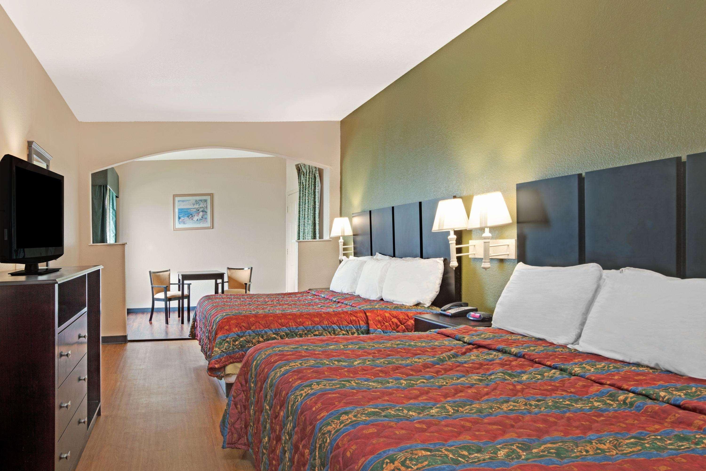 Red Roof Inn Plus + Galveston - Beachfront Екстер'єр фото
