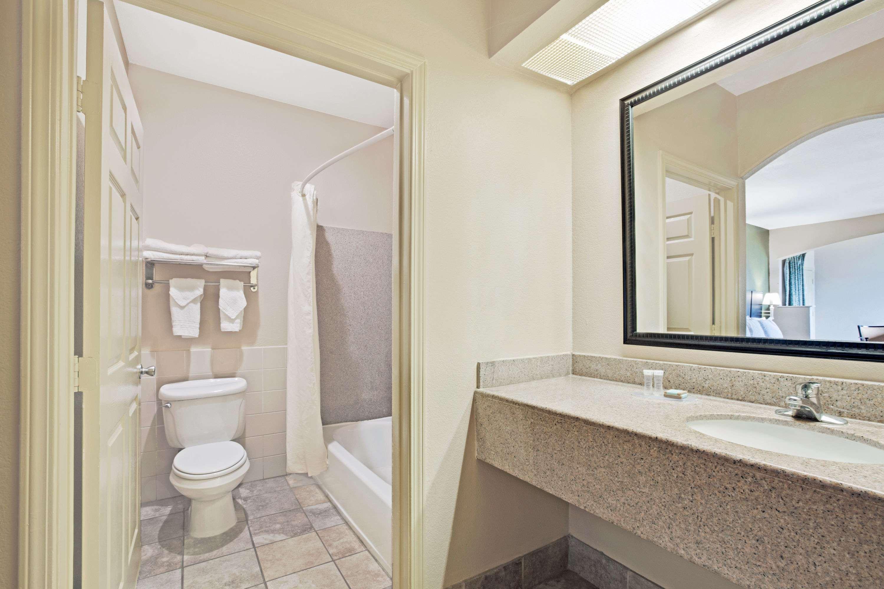 Red Roof Inn Plus + Galveston - Beachfront Екстер'єр фото