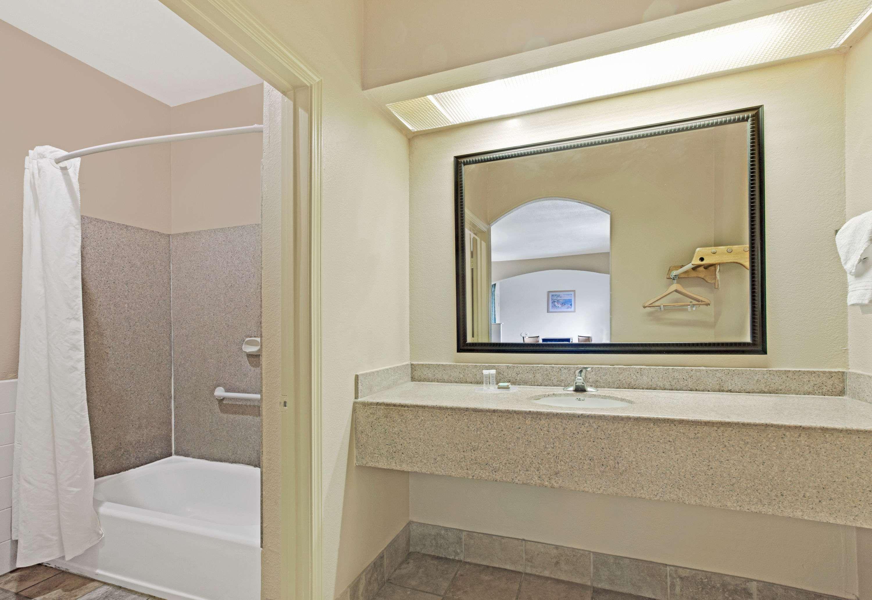 Red Roof Inn Plus + Galveston - Beachfront Екстер'єр фото