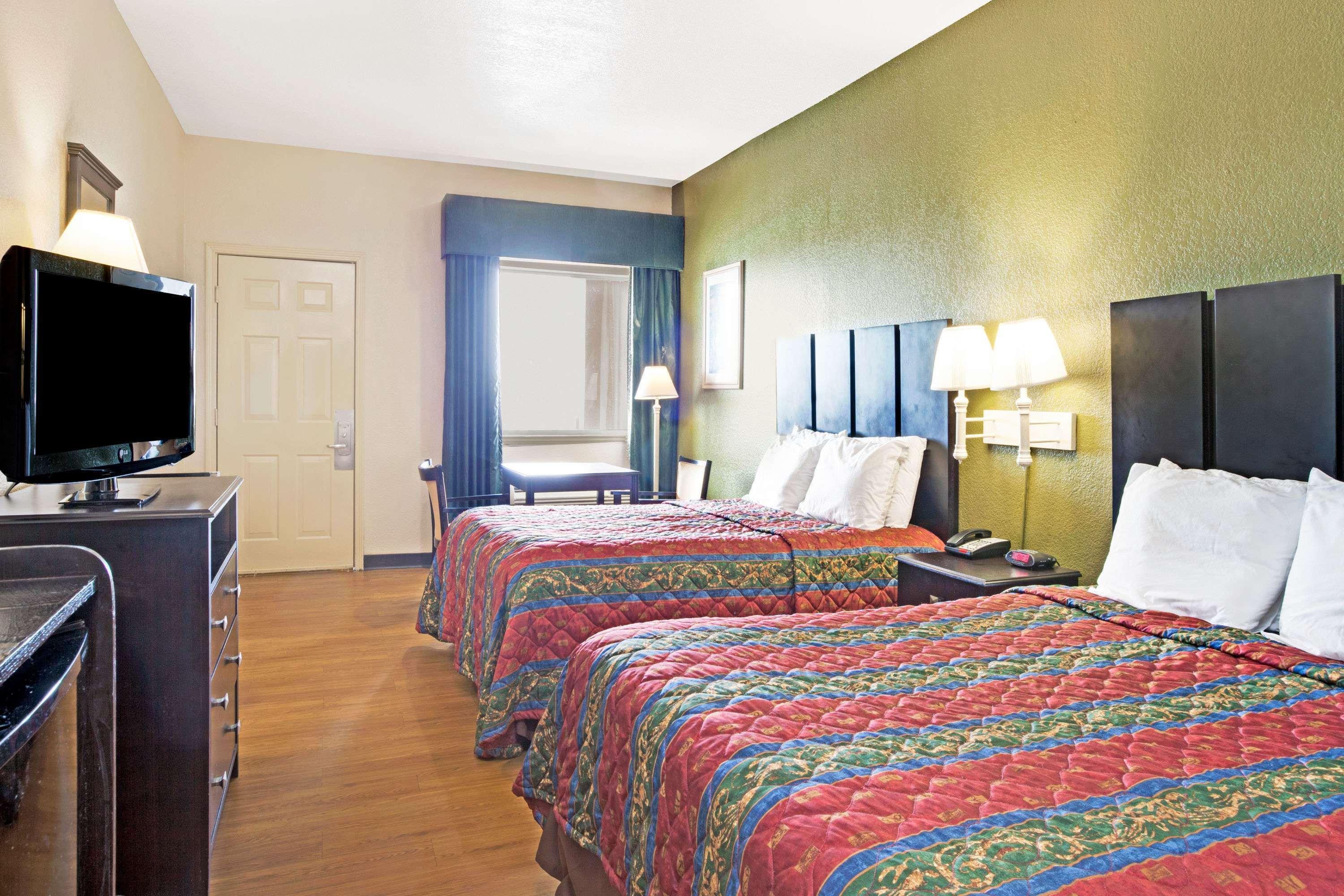 Red Roof Inn Plus + Galveston - Beachfront Екстер'єр фото