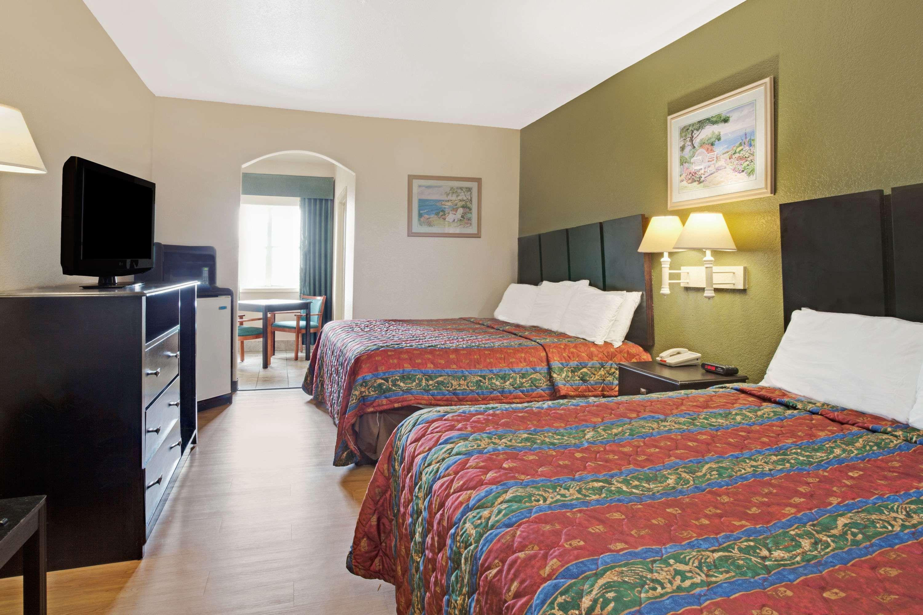 Red Roof Inn Plus + Galveston - Beachfront Екстер'єр фото