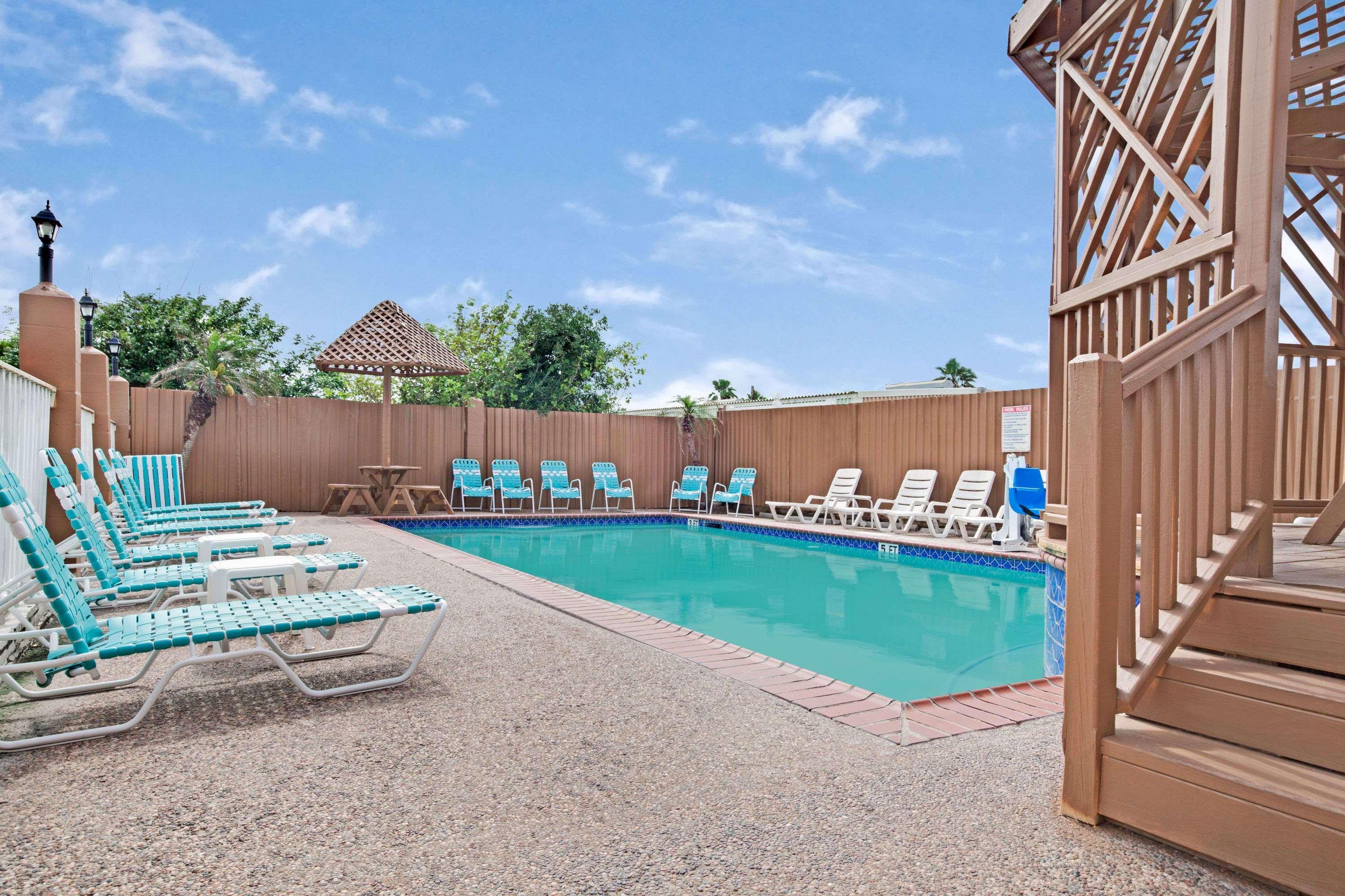 Red Roof Inn Plus + Galveston - Beachfront Екстер'єр фото