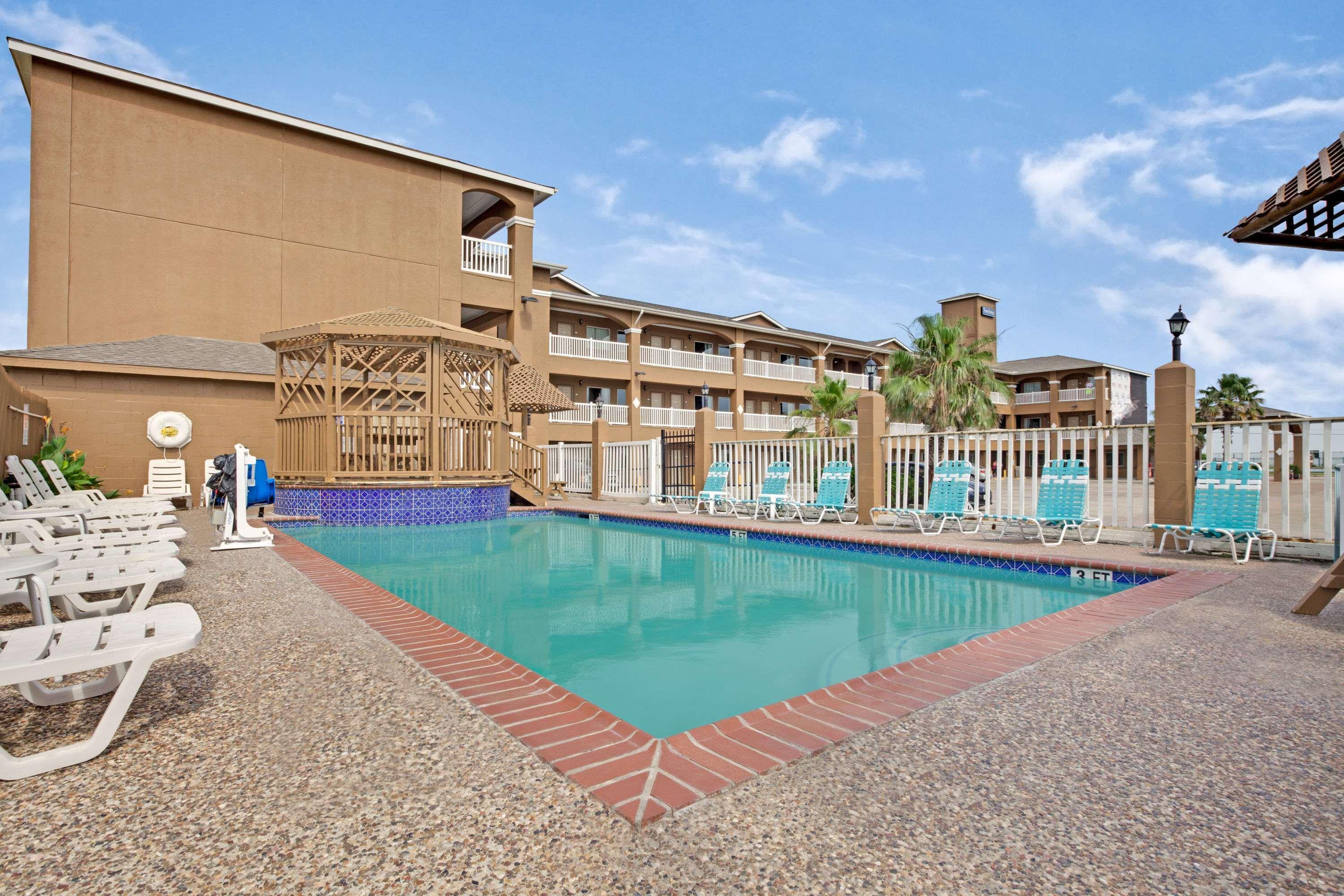 Red Roof Inn Plus + Galveston - Beachfront Екстер'єр фото