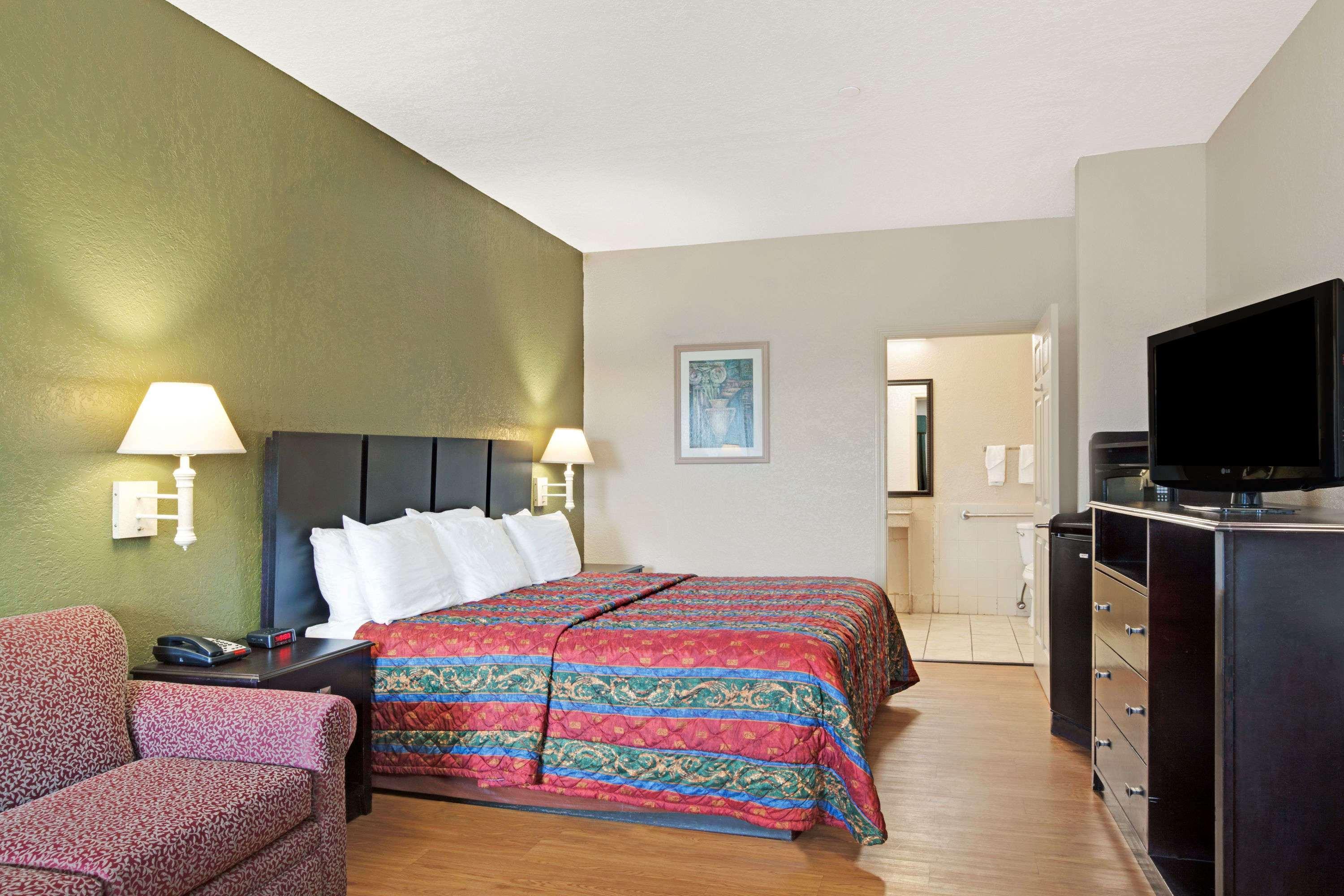 Red Roof Inn Plus + Galveston - Beachfront Екстер'єр фото