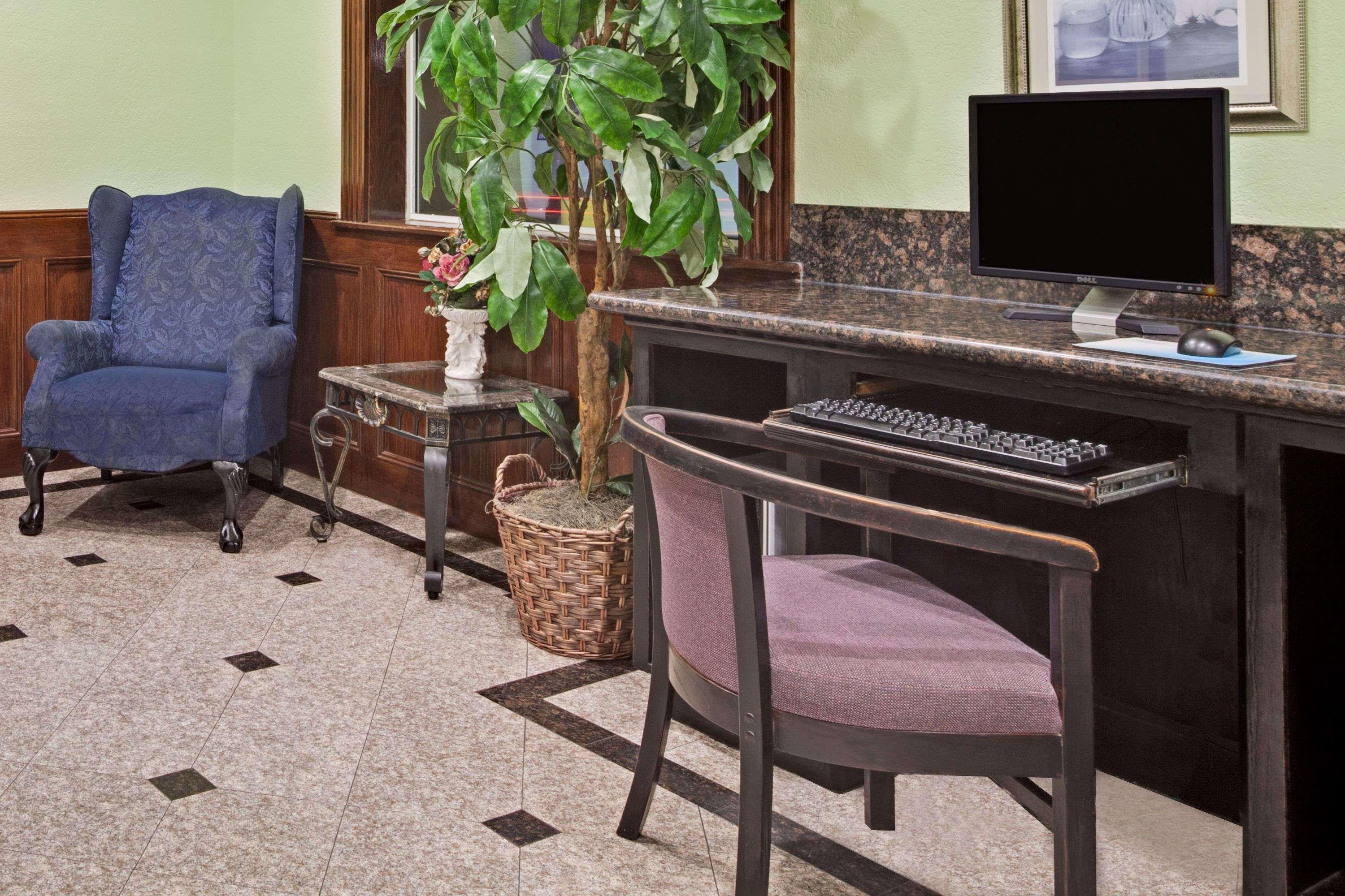 Red Roof Inn Plus + Galveston - Beachfront Екстер'єр фото