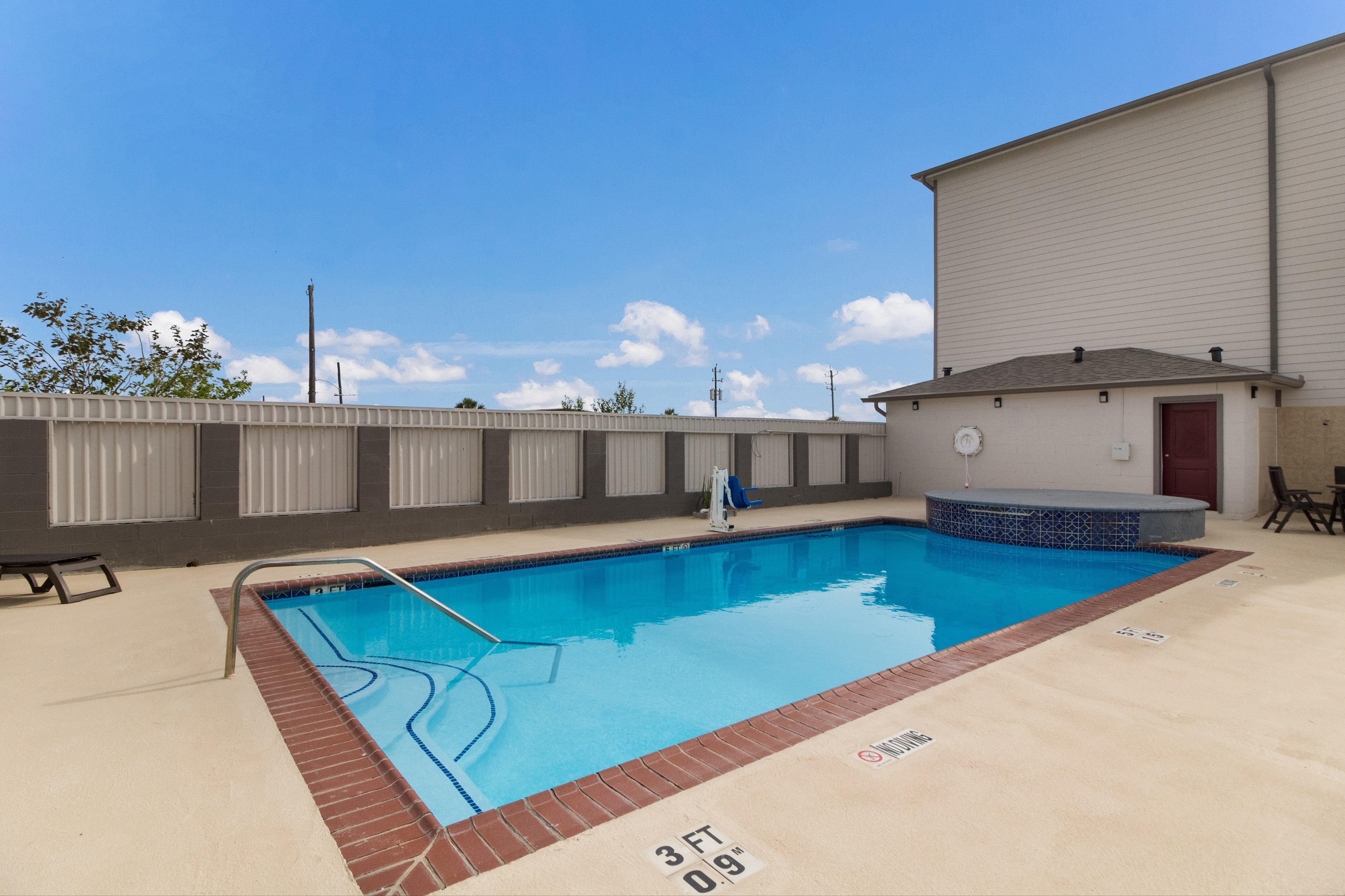 Red Roof Inn Plus + Galveston - Beachfront Екстер'єр фото