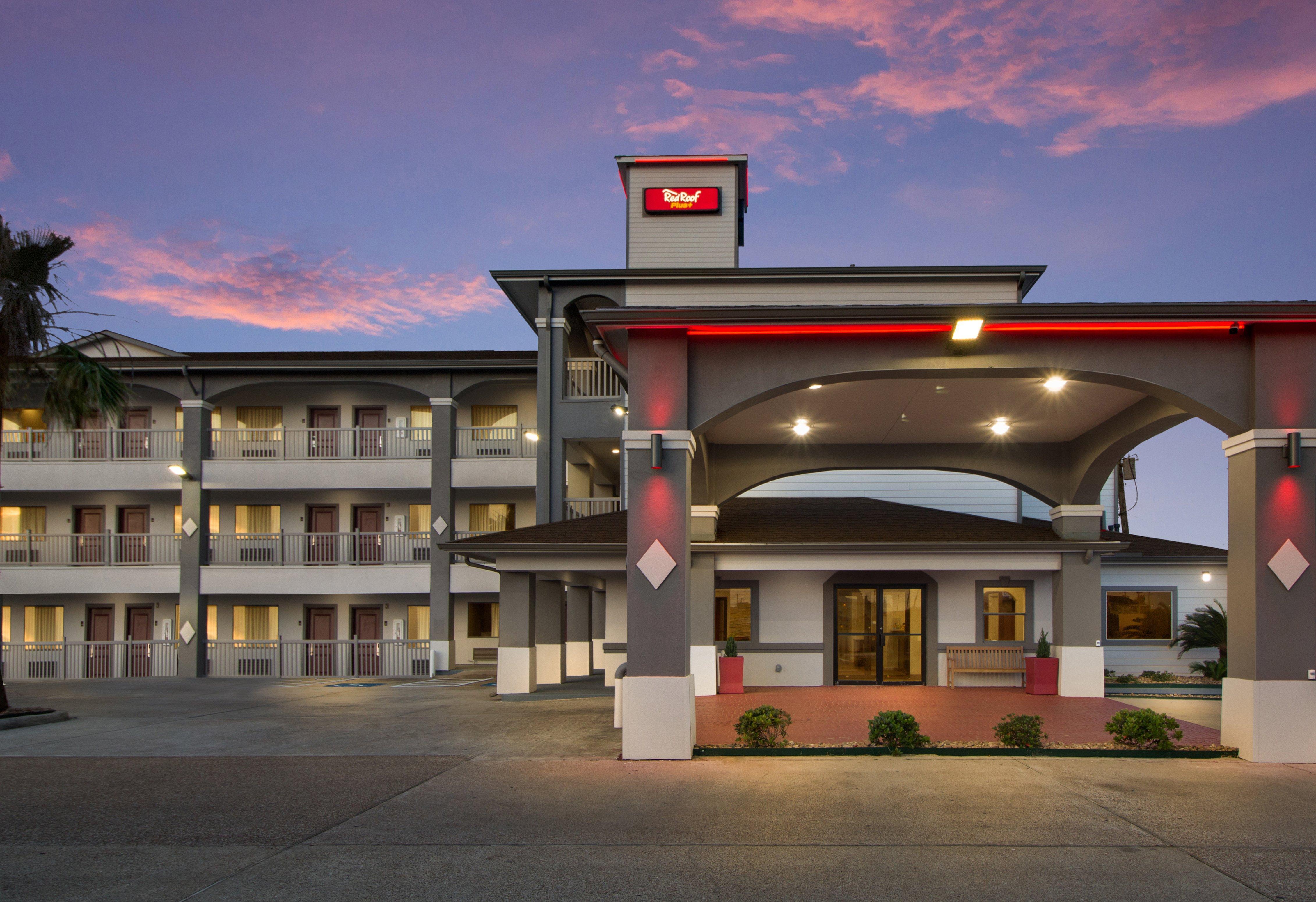 Red Roof Inn Plus + Galveston - Beachfront Екстер'єр фото