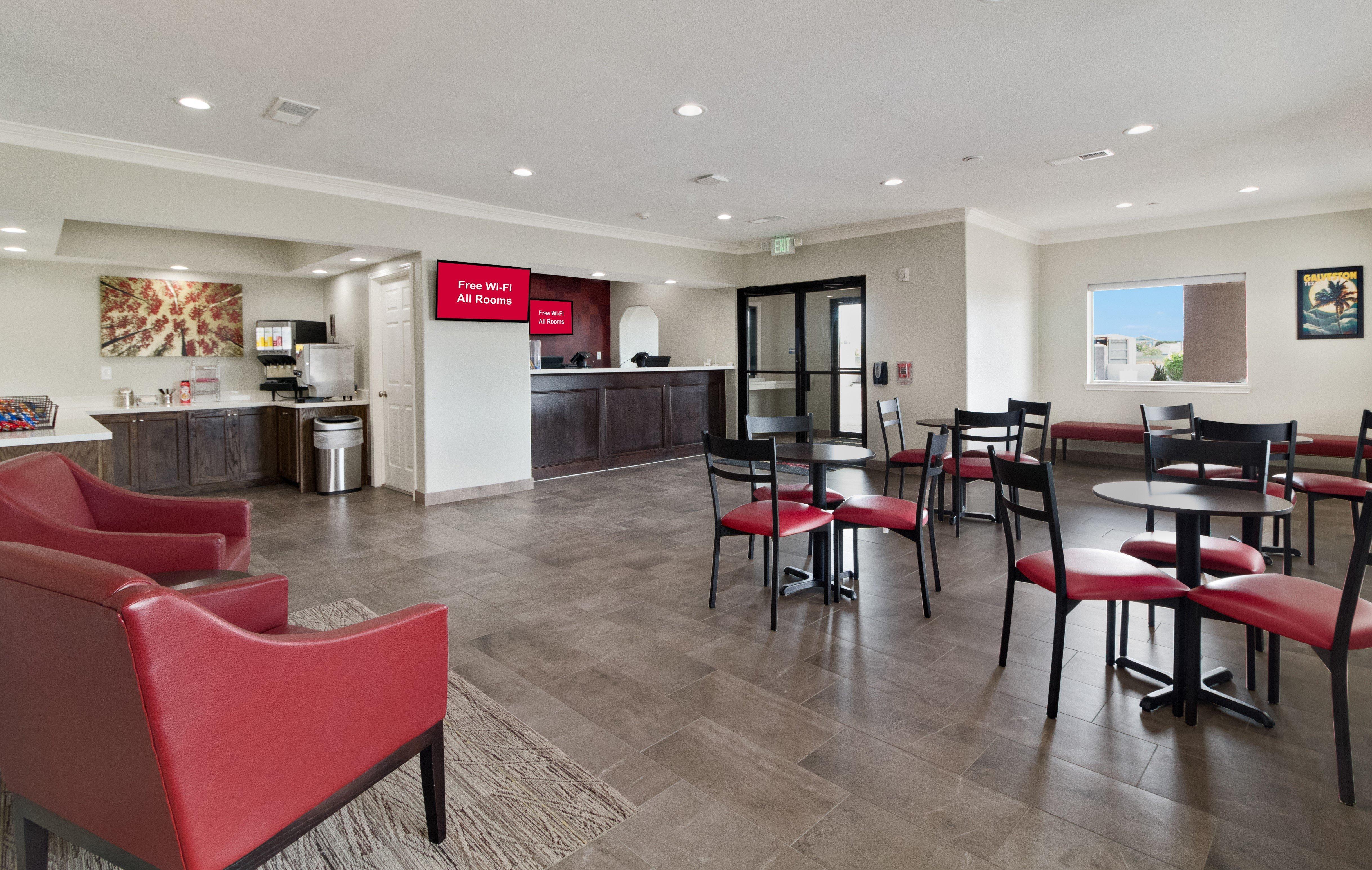 Red Roof Inn Plus + Galveston - Beachfront Екстер'єр фото