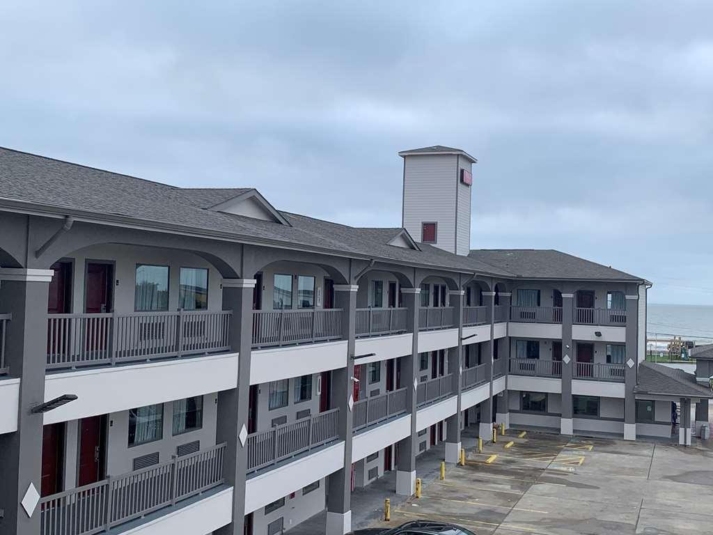 Red Roof Inn Plus + Galveston - Beachfront Екстер'єр фото